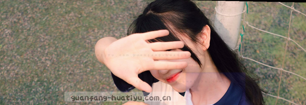 一位女工用扫帚扫净最后一片落叶 让社区更洁净